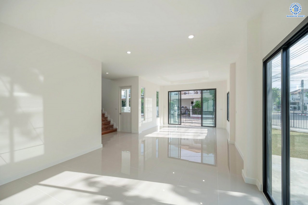 บ้านมือสองตกแต่งใหม่ โครงการ รติรมย์ ฟิฟท์ ราชพฤกษ์-ปิ่นเกล้า หลังมุม เนื้อที่ 57.5 ตร.ว. ฟังก์ชัน 3 ห้องนอน 3 ห้องน้ำ 2 ที่จอดรถ บรรยากาศเป็นส่วนตัว บนทำเลยอดนิยม เชื่อมต่อถนนสวนผัก, ถนนราชพฤกษ์, ถนนบางกรวย-ไทรน้อย ใกล้เซ็นทรัลเวสต์วิลล์ และจุดขึ้นทางด่วน "ศรีรัช"